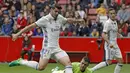 Pemain Real Madrid, Alvaro Morata (tengah) berusaha mengecoh kiper Sporting de Gijon, Ivan Cuellar 'Pichu' pada lanjutan La Liga di El Molinon Stadium, Gijon,(15/42017). Real Madrid menang 3-2. (EPA/Alberto Morante)