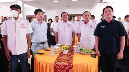 Persatuan Bola Voli Seluruh Indonesia (PBVSI) memperingati hari jadinya yang ke-71. Tampak dalam foto, Ketua Umum Persatuan Bola Voli Seluruh Indonesia (PBVSI), Imam Sudjarwo (tengah) saat menghadiri syukuran peringatan Hari Ulang Tahun (HUT) PBVSI ke-71 di Gedung Serbaguna Padepokan Voli Sentul, Bogor, Jawa Barat, pada Kamis (26/2/2026) sore hari WIB. (Bola.com/Abdul Aziz)