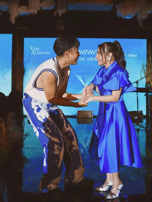 Dalam keterangan unggahan, Prilly mengucapkan terima kasih kepada Vidi. Menurutnya, sahabatnya itu selalu bisa membuat Prilly bahagia. Dari yang selalu ada untuk mendengarkan ceritanya, hingga bisa berkarya bareng dan menjadi bagian dari Senandika. (Liputan6.com/IG/@prillylatuconsina96)