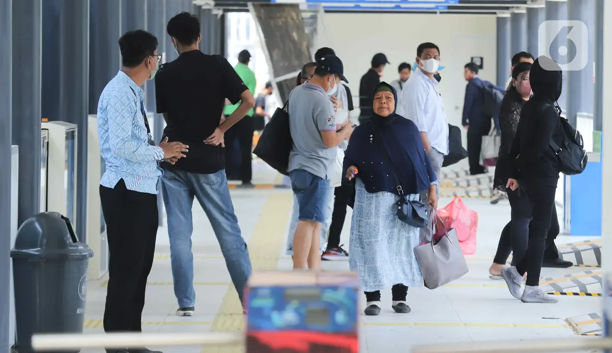 Aktivitas turun dan naik penumpang di Halte Gelora Bung Karno (GBK), Jakarta, Kamis (18/8/2022). PT Transportasi Jakarta (TransJakarta) kembali mengoperasikan Halte Gelora Bung Karno (GBK) setelah rampung direvitalisasi. Halte GBK efektif melayani pelanggan bertepatan di HUT Ke-77 RI pada Rabu, 17 Agustus 2022 kemarin. (Liputan6.com/Herman Zakharia)