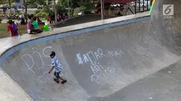 Coretan mengotori area Skate Park RPTRA Kalijodo, Jakarta, Sabtu (15/6/2019). Beberapa coretan dari orang yang tidak bertanggung jawab mulai mengotori salah satu arena bermain di RPTRA Kalijodo. (Liputan6.com/Helmi Fithriansyah)