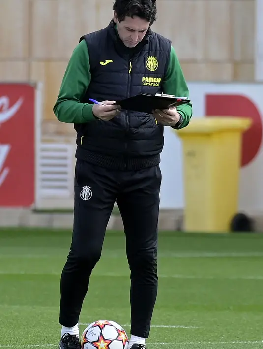 Pelatih Villarreal, Unai Emery memimpin sesi latihan di Ciudad deportiva Villarreal di Vila-Real (5/4/2022). Villarreal akan bertanding melawan Bayern Munchen pada leg pertama perempat final Liga Champions di Estadio de la Ceramica, Spanyol. (AFP/Jose Jordan)