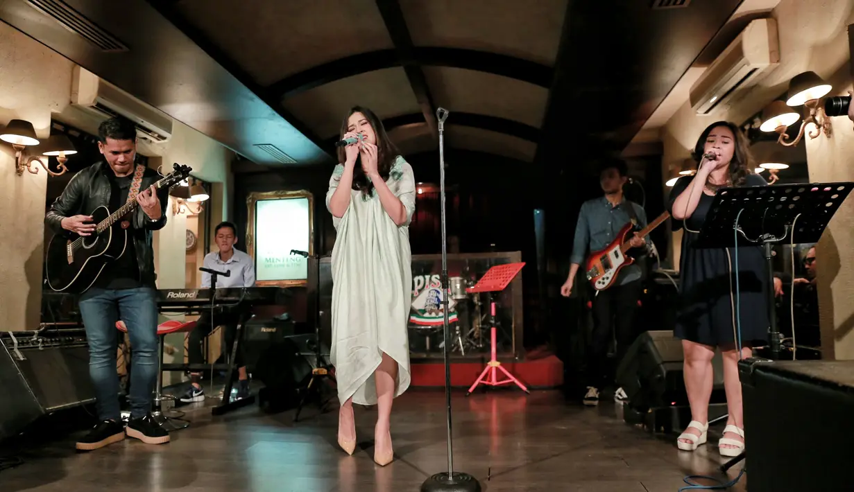 Tidak ingin mengecewakan Youraisa, sebutan bagi fans Raisa di setiap kota, persiapan demi persiapan terus di lakukan. (Adrian Putra/Bintang.com)