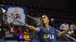 Pebulutangkis SGS PLN Bandung, Anthony Ginting mengembalikan kok ke arah pebulutangkis PB Djarum, Shesar Hiren pada Kejurnas Beregu Campuran di Britama Arena, Jakarta, Kamis (20/12). Shesar berhasil mengalahkan Anthony. (Bola.com/Yoppy Renato)