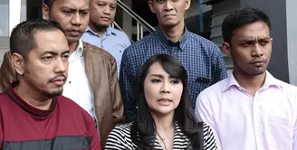 Merasa tidak kuat lagi dengan mantan suaminya Sandy Tumiwa, Tessa Kaunang melaporkan ke Polda Metro Jaya. Tessa merasa nama baiknya telah di cemarkan oleh mantan suaminya. (Bambang E Ros/Bintang.com)