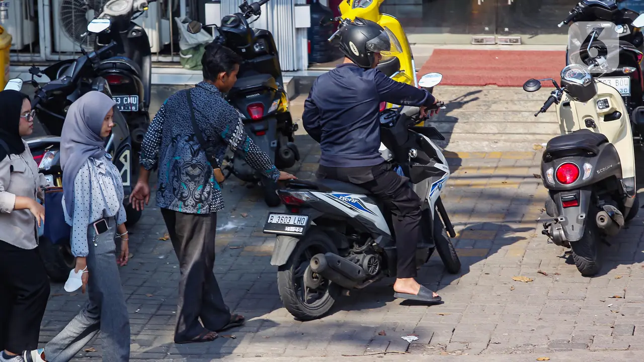 Juru Parkir Liar Kembali Marak di Minimarket Jakarta