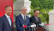 CEO Apple Tim Cook bersama Menperin Agus Gumiwang Kartasasmita dan Menkominfo Budi Arie Setiadi usai bertemu Presiden Jokowi di Istana Kepresidenan, Jakarta, Rabu 17 April 2024. (Liputan6.com/Lizsa Egeham)