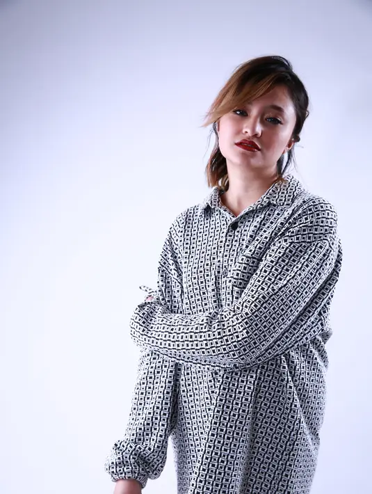 Masih melalui pesan singkat, Marshanda mengaku bahwa Egi masih belum bisa menerima kisah cintanya di akhiri. Bahkan, kalau ada lelaki lain yang berusaha mendekat ke Caca, menambah kemarahannya Egi John. (Deki Prayoga/Bintang.com)