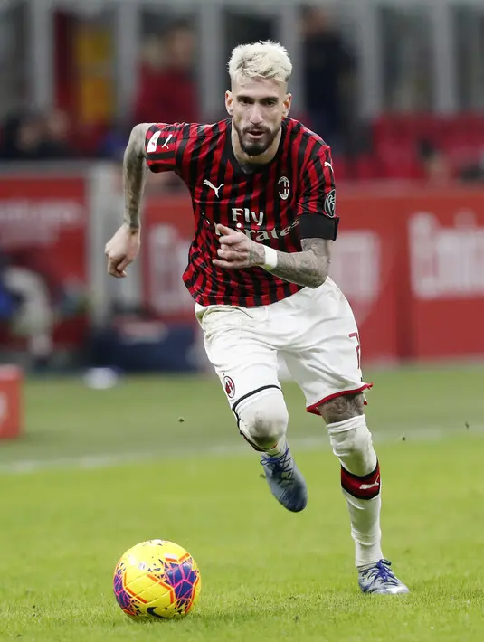 Gelandang AC Milan, Samu Castillejo menggiring bola saat bertanding melawan Torino pada pertandingan perempat final Coppa Italia di stadion San Siro, Milan (28/1/2020). AC Milan menang 4-2 atas Torino dan melaju ke babak semifinal melawan Juventus. (AP Photo/Antonio Calanni)