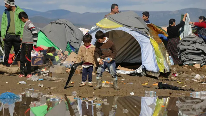 Jadi Imigran, Ibu Ini Mandikan Bayinya dengan Air Kubangan