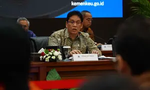 Menteri Keuangan (Menkeu), Purbaya Yudhi Sadewa saat memberi keterangan dalam Konferensi Pers APBN Kita, di Kantor Kementerian Keuangan, Jakarta, Kamis (8/1/2026). Menteri Keuangan (Menkeu) Purbaya Yudhi Sadewa mengungkapkan jumlah pendapatan negara sepanjang 2025. (merdeka.com/magang/Rendi Saputra)