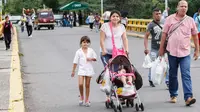 Warga melintasi perbatasan untuk kembali ke Venenzuela di kota Cucuta, usai membeli kebutuhan pokok di Kolombia, Rabu (6/7). Sejumlah warga Venezuela mencari makanan dengan menerobos perbatasan masuk ke wilayah Kolombia. (Schneyder MENDOZA/AFP)