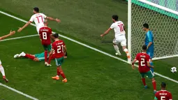 Pemain Iran merayakan gol setelah pemain Maroko Aziz Bouhaddouz memasukan bola ke gawangnya sendiri saat bertanding pada gurp B Piala Dunia 2018 di St Petersburg Stadium, Rusia, (15/6). Iran menang tipis 1-0. (AP Photo/Andrew Medichini)