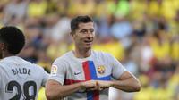 Striker Barcelona Robert Lewandowski berselebrasi setelah mencetak gol kedua timnya ke dalam pertandingan Liga Spanyol melawan Cadiz di&nbsp;Stadion Nuevo Mirandilla, Cadiz, Sabtu (10/9/2022) malam WIB. Barcelona menang 4-1. (CRISTINA QUICLER / AFP)