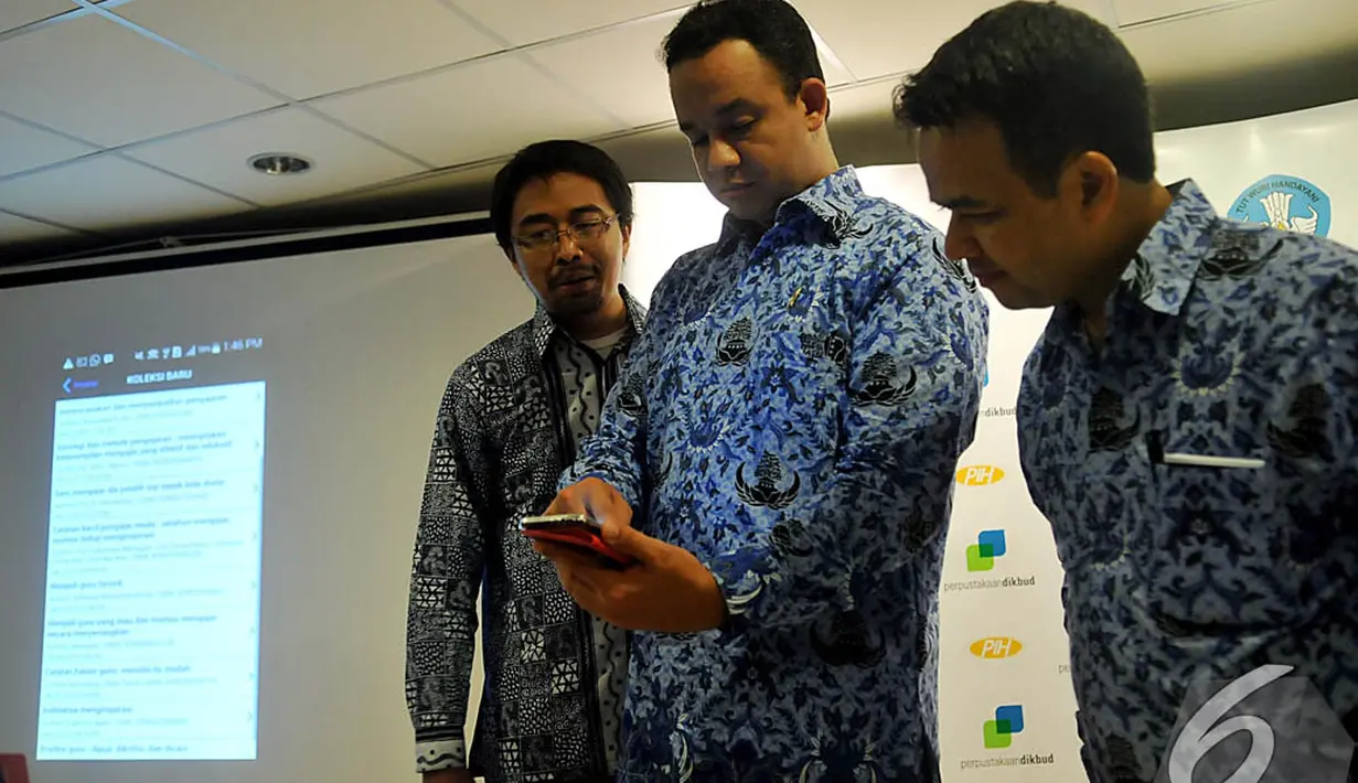 Mendikbud Anies Baswedan saat menjajal Aplikasi bernama Senayan Library Management System (SLiMS) di Perpustakaan Kemendikbud, Jakarta, Selasa (25/11/2014). (Liputan6.com/Johan Tallo)