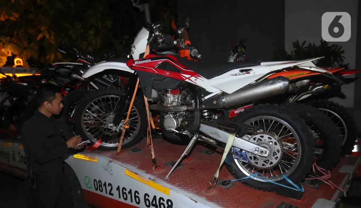 Petugas mendata motor yang disita dari hasil Operasi Tangkap Tangan (OTT) yang menjerat Kepala Kantor Imigrasi Jakarta Barat tiba di Gedung Merah Putih Komisi Pemberantasan Korupsi (KPK), Jakarta, Rabu (3/6/2026). (Liputan6.com/Helmi Fithriansyah)