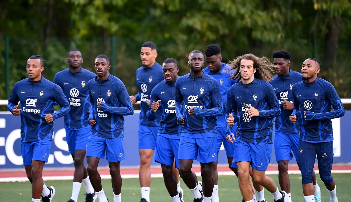 Para pemain Prancis melakukan pemanasan selama mengikuti sesi latihan di Clairefontaine-en-Yvelines (19/9/2022). Latihan ini sebagai bagian dari persiapan tim untuk berlaga melawan Austria di Stade de France pada 22 September dan dilanjutkan tiga hari kemudian melawan Denmark di Copenhagen dalam lanjutan laga UEFA Nations League. (AFP/Franck Fife)