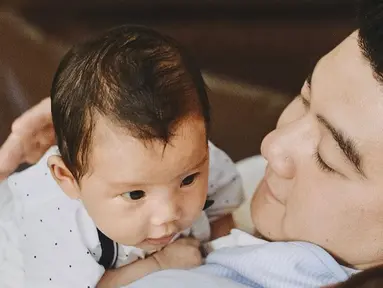Senyum terpancar di wajah Chef Arnold bersama putranya yang tampan yang bernama Arthur Miles Poernomo ini lahir pada 5 Juli 2019. (Liputan6.com/IG/@arnoldpo)