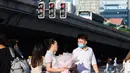 Dua sejoli menyeberangi jalan dengan lampu lalu lintas berbentuk hati di Changsha, Provinsi Hunan, China, 25 Agustus 2020. Polisi lalu lintas di Changsha untuk sementara waktu mengubah lampu lalu lintas menjadi bentuk hati di sepanjang jalan kawasan komersial tersebut.(Xinhua/Chen Sihan)