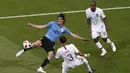 Aksi penyerang Uruguay, Edinson Cavani (kiri) melepaskan tembakan melewati adangan dua pemain Portugal pada laga 16 besar Piala Dunia 2018 di Fisht Stadium, Sochi, Rusia, (30/6/2018). Portugal kalah 1-2. (AP/Darko Vojinovic)