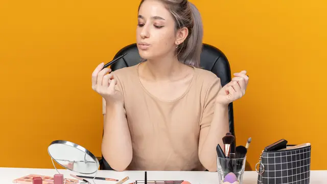 Pastikan kamu memilih highlighter yang memiliki tekstur lembut dan mudah dibaurkan.