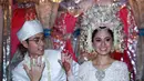 Presenter kocak Nycta Gina resmi menjadi istri Rizky Kinos. Keduanya telah sukses melewati prosesi akad nikah yang dilangsungkan di Gedung Arsip Nasional, Jalan Gajah Mada, Taman Sari, Jakarta Barat pada Minggu, 2 Agustus 2015. )Deki Prayoga/Bintang.com)