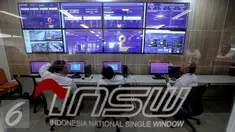 Petugas melakukan pengecekan waktu bongkar muat barang (dwelling time) di berbagai pelabuhan melalui layar monitor  Kantor Pengelola Portal Indonesia National Single Window (INSW), Jakarta, Senin (6/2). (Liputan6.com/Faizal Fanani)