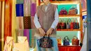 Sementara itu, dalam foto kedua, Kahiyang memilih tampilan yang lebih santai namun tetap fashionable.  Ia mengenakan vest tenun dari @by.khairunnisya, dipadukan dengan kemeja panjang berwarna sky blue yang memberi kesan soft dan feminin. Celana kulot jeans yang ia kenakan semakin menguatkan tampilan modern yang nyaman dikenakan sehari-hari. [@ayanggkahiyang].