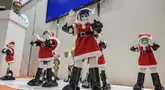 Robot-robot mengenakan kostum Sinterklas dan melakukan tarian di "Sagami Robot Town" di Tokyo International Exhibition Center di Tokyo pada tanggal 29 November 2023. (Richard A. Brooks/AFP)
