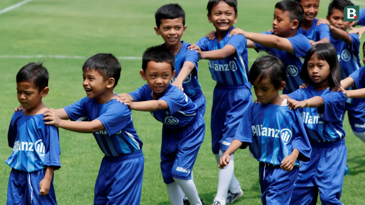 Player Escort Kids Allianz di Partai PSM Vs Home United