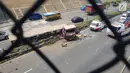 Penampakan truk trailer usai terlibat kecelakaan dengan minibus di Tol JORR TB Simatupang Km 29, Jakarta, Jumat (30/8/2019). Kijang Innova B 1466 GKI terlibat kecelakaan dengan truk trailer B 9843 SYL. (Liputan6.com/Herman Zakharia)