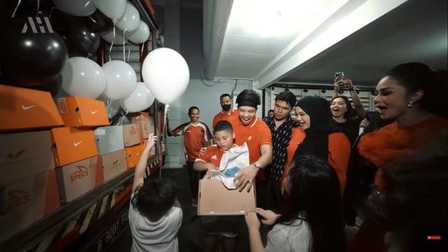 6 Momen Atta Halilintar Beri Kado Kellen Anak Krisdayanti Satu Truk Sepatu