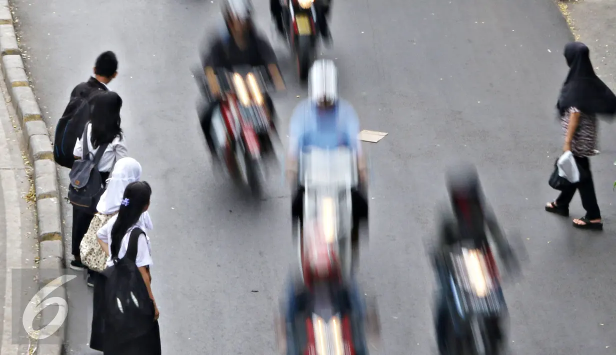 Pejalan kaki saat menyeberang di bawah JPO di Jakarta, Kamis (19/11). Selain membahayakan keselamatan, perilaku buruk pejalan kaki tersebut juga menjadi salah satu penyebab kemacetan di Ibu Kota. (Liputan6.com/Immanuel Antonius)