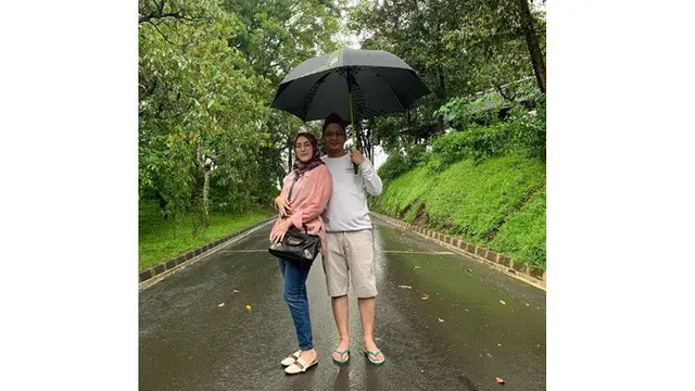 7 Potret Mesra Pasha 'Ungu' dan Istri, Kenang 9 Tahun Pernikahan