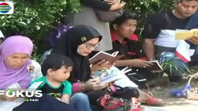 Mereka berdoa bersama untuk mengenang armarhum yang tewas dirampok oleh empat orang pelaku.