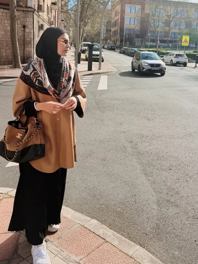 Shireen Sungkar Saat Liburan ke Italia dan Spanyol pakai baju coklat. [@shireensungkar]