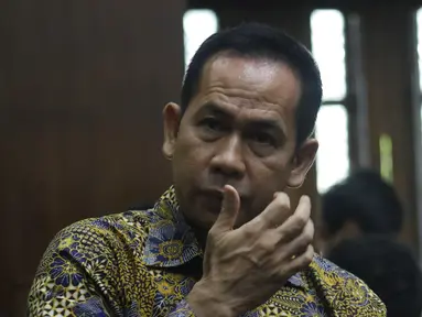 Tubagus Chaeri Wardana jelang menjalani sidang dakwaan kasus dugaan korupsi terkait pengadaan alat kesehatan di Pemprov Banten dan Pemkot Tangerang Selatan serta Tindak Pidana Pencucian Uang di Pengadilan Tipikor, Jakarta, Kamis (31/10/2019). (Liputan6.com/Helmi Fithriansyah)