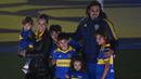 Bintang Uruguay, Edinson Cavani (kedua kanan) bersama istri dan anaknya saat dikenalkan sebagai pemain baru Boca Juniors di Stadion La Bombonera, Argentina, Senin (31/07/2023) waktu setempat. (AFP/Luis Robayo)