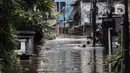 Petugas saat mengevakuasi warga yang terjebak banjir di kawasan Tendean Jakarta, Sabtu (20/2/2021). Curah hujan yang tinggi menyebabkan banjir setinggi orang dewasa di kawasan Tendean. (Liputan6.com/Johan Tallo)