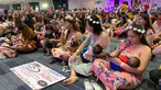 Ribuan ibu menyusui anaknya dalam acara pemberian ASI massal di Manila, Filipina pada Minggu (18/8/2019). Sekitar 2.000 ibu serempak menyusui bayi mereka dalam rangka menyokong upaya menekan angka kematian bayi dan menghilangkan pandangan tabu untuk menyusui di muka umum. (AP/Joeal Calupitan)
