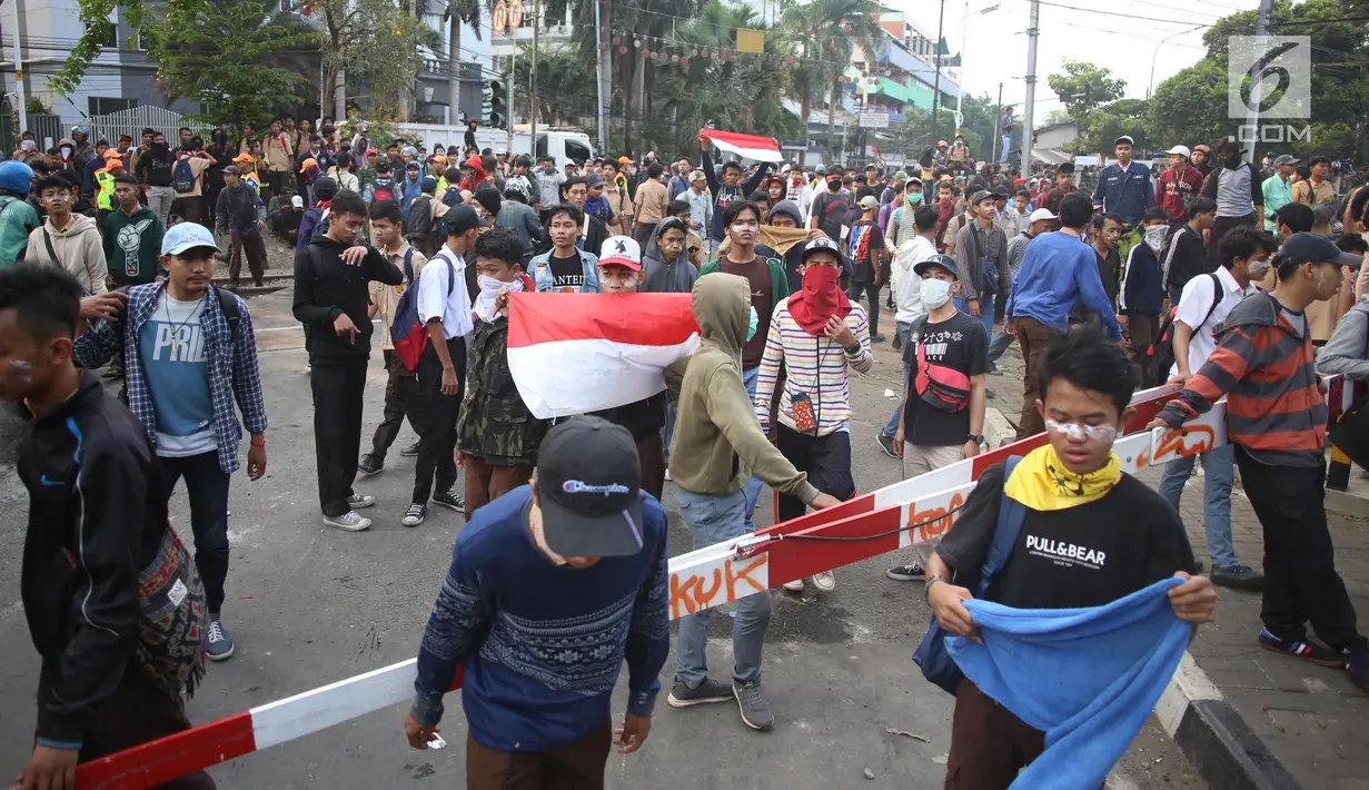 Pelajar berkumpul saat berunjuk rasa di Palmerah, Jakarta, Rabu (25/9/2019). Pihak kepolisian menembakan gas air mata untuk memukul mundur pelajar. (Liputan6.com/Angga Yuniar)
