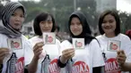 Peserta memperlihatkan stiker pesan antihoax pada  kampanye sekaligus deklarasi saat car free day di Bundaran Hotel Indonesia, Jakarta, Minggu (18/3). Kegiatan digelar Polda Metro Jaya bersama Indonesia Comunitas Club. (Liputan6.com/Faizal Fanani)