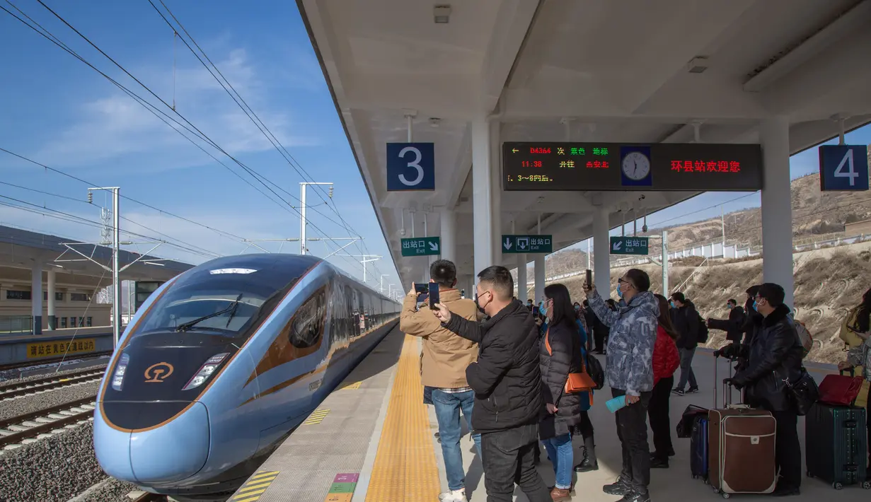 Para penumpang menunggu menaiki kereta cepat di Stasiun Huanxian di Wilayah Huanxian, Provinsi Gansu, China (26/12/2020). Jalur kereta sepanjang 610 km itu dibangun dengan investasi sebesar 80,5 miliar yuan (1 yuan = Rp2.179). (Xinhua/Zhang Yongxin)
