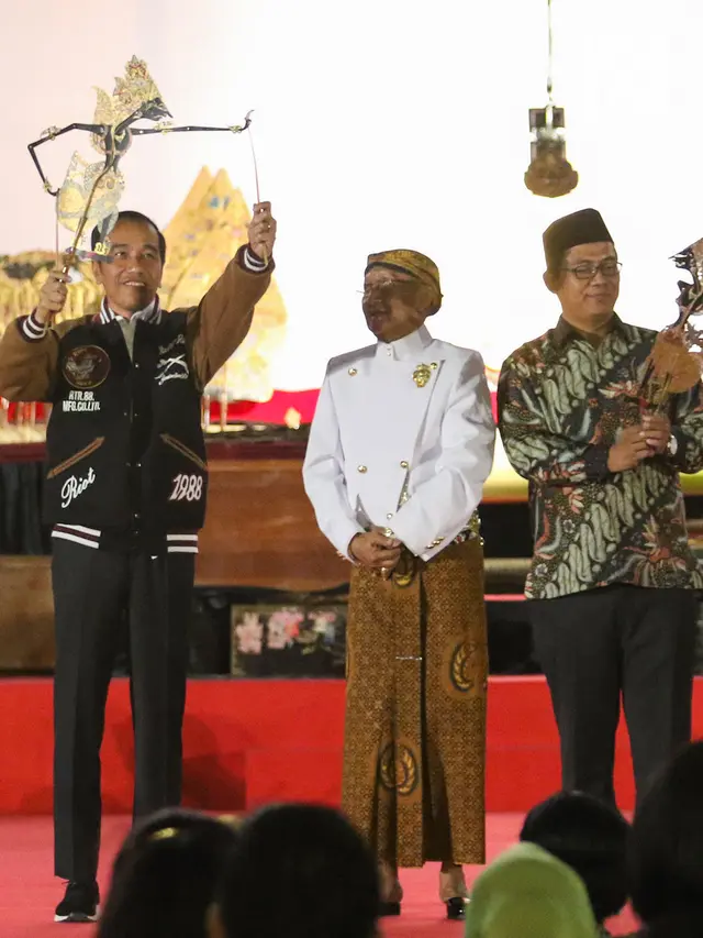Presiden Jokowi Nontong Wayang Kulit di Istana Merdeka