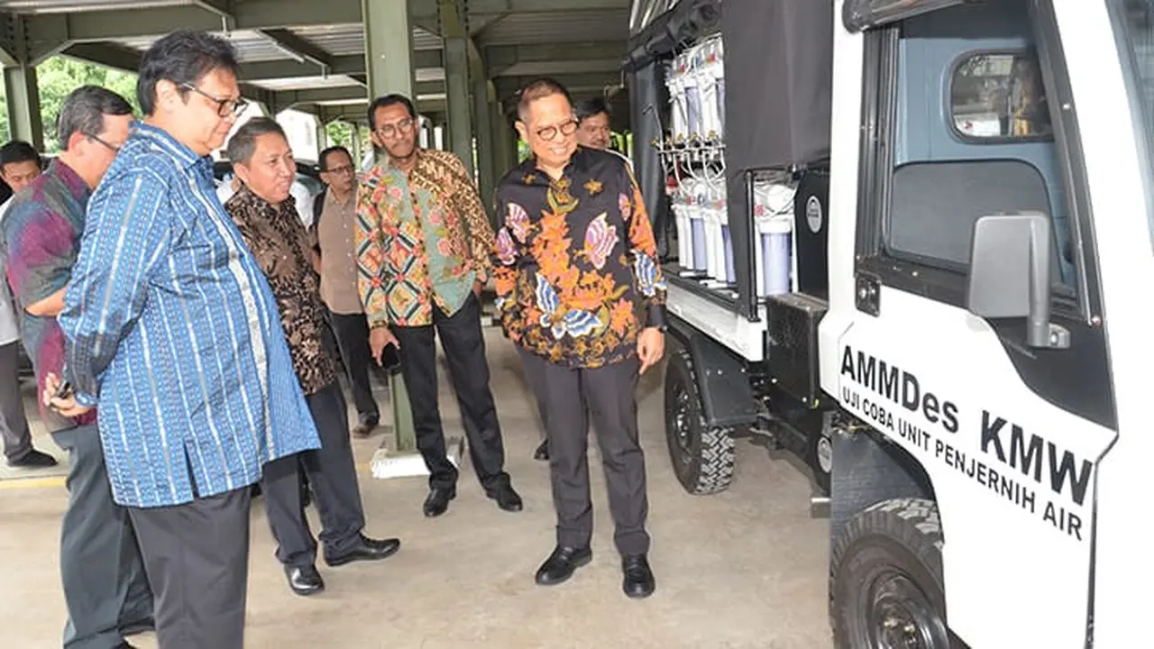 Menteri Perindustrian (Menperin) Airlangga Hartarto menyalurkan lima unit mobil pedesaan atau alat mekanis multiguna pedesaan (AMMDes). Liputan6.com/Septian Deny