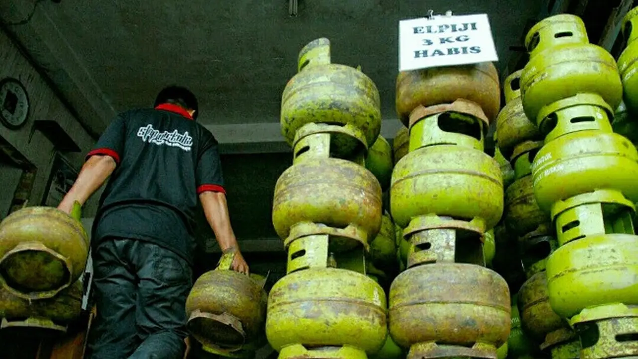 Salah tempat penyaluran tabung gas elpiji bersubsidi di Pekanbaru.