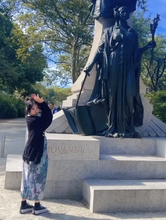 Setelah bernyanyi, Via pun berjalan-jalan bersama suami dengan mengenakan kain batik sebagai rok yang dipadukan cardigan hitamnya. [@chevra_yo88]