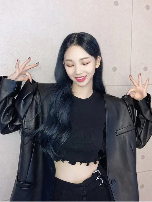Jaket kulit model blazer seperti Karina Aespa bisa dipadukan dengan crop top hitam. Bisa padukan dengan celana hitam atau denim agar tampak lebih edge. (@aespa_official)