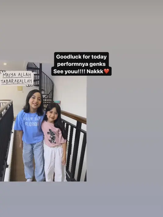 Sebelum acara di mulai, Natasha sempat memperlihatkan dua putrinya itu siap tampil dengan makeupnya. [Foto: Instagram Stories/natasharizkynew]