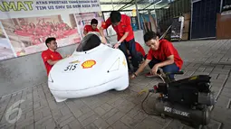 Tim Sadewa men-touch up mobil Kalabia Evo 5 di Fakultas Teknik UI, Depok, (19/5). Mobil yang dengan rekor jarak 275 km/liter bensin itu akan mengikuti ajang Shell Eco-Marathon Drivers World Championship di London. (Liputan6.com/Immanuel Antonius)